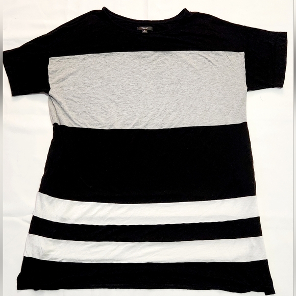 Vera Wang Tops - Simply Vera Wang top.  Size XL black & white